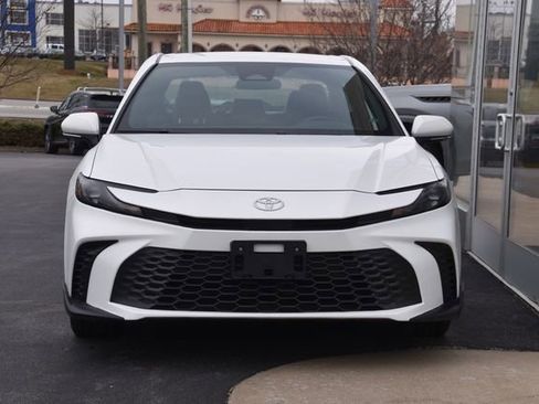 Used 2025 Toyota Camry SE image 11