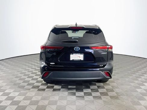 Used 2023 Toyota Highlander Bronze Edition FWD image 7