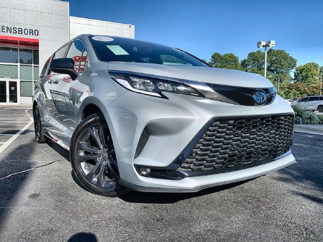Certified 2024 Toyota Sienna XSE FWD image 2