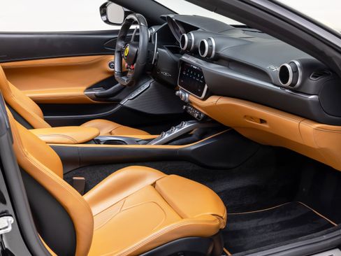 Used 2020 Ferrari Portofino RWD image 32