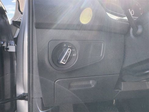 Used 2024 Volkswagen Tiguan SE image 16