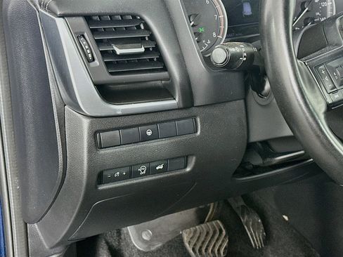 Used 2025 Nissan Rogue SV FWD image 17