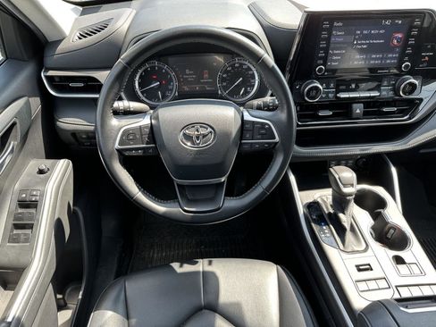 Used 2022 Toyota Highlander XLE image 12