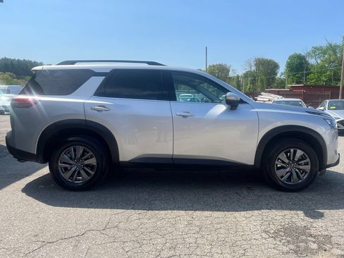 Used 2025 Nissan Pathfinder SV AWD/4WD image 16