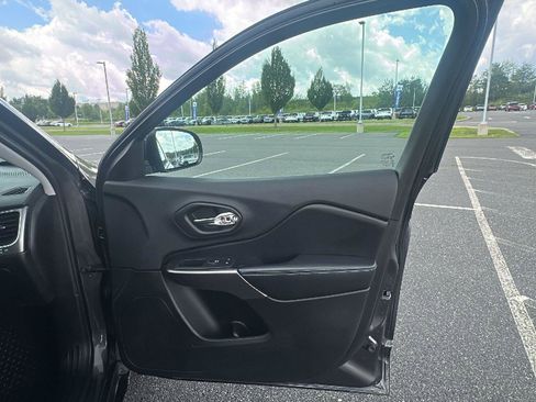 Used 2019 Jeep Cherokee Latitude Plus w/ Comfort/Convenience Group image 18