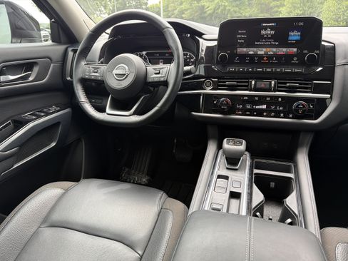 Used 2024 Nissan Pathfinder SL w/ SL Premium Package FWD image 3