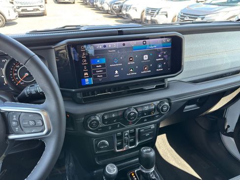 Used 2025 Jeep Wrangler Unlimited Sahara AWD/4WD image 17