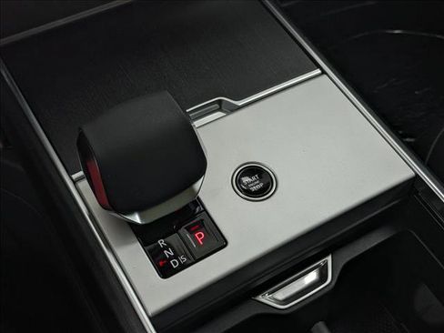 New 2025 Land Rover Range Rover Long Wheelbase SE image 18