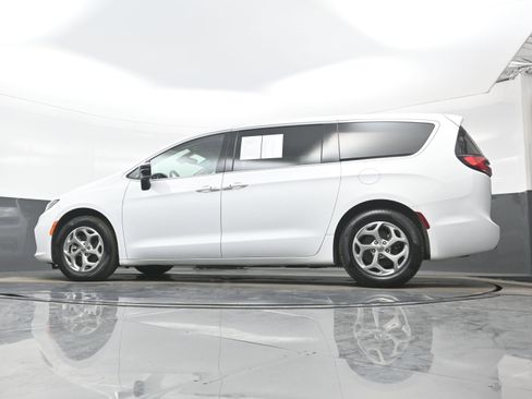Used 2024 Chrysler Pacifica Limited image 28
