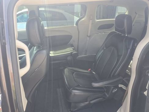 Used 2023 Chrysler Pacifica Touring-L FWD image 8