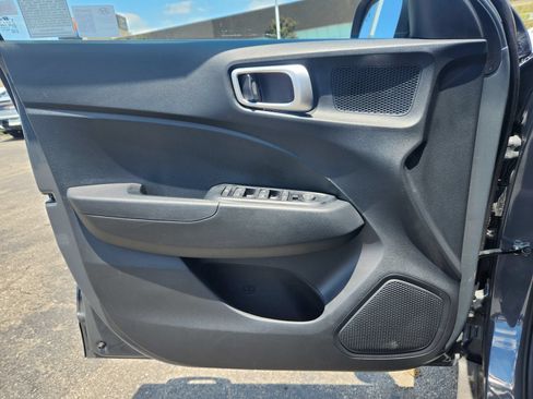 Used 2025 Hyundai Venue SEL FWD image 19