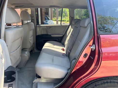 Used 2005 Toyota Highlander 4WD V6 w/ 3rd Row image 10