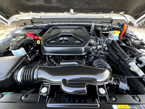 Used 2022 Jeep Wrangler Unlimited Sahara w/ Cold Weather Group image 10