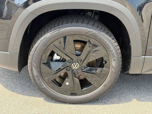 New 2026 Volkswagen Taos SE FWD image 10