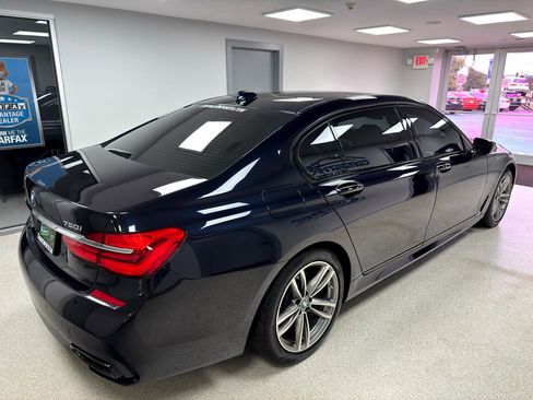 Used 2019 BMW 750i xDrive w/ M Sport Package image 3