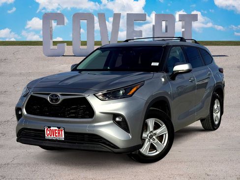 Used 2022 Toyota Highlander LE image 1