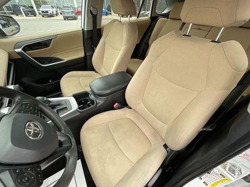 Used 2022 Toyota RAV4 LE image 10