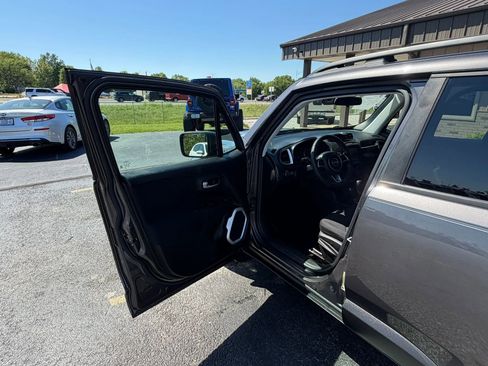 Used 2018 Jeep Renegade Latitude FWD image 14