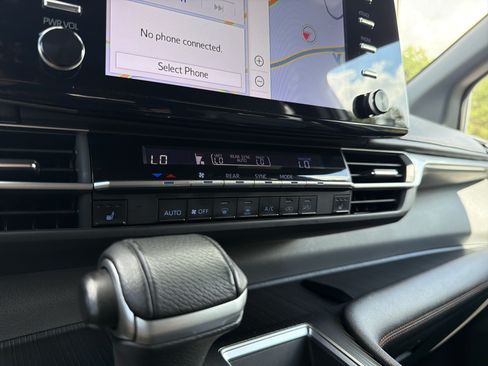 Used 2022 Toyota Sienna XSE FWD image 8