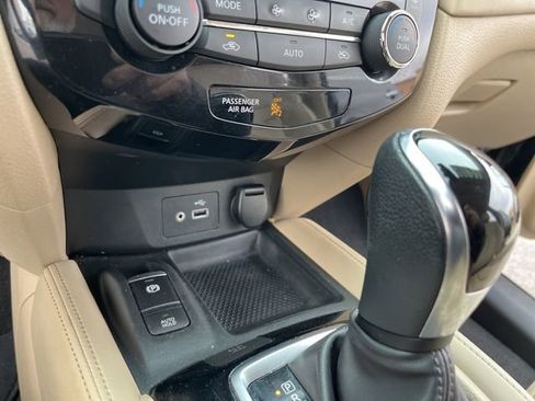 Used 2019 Nissan Rogue SL image 18