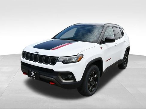 Used 2023 Jeep Compass Trailhawk AWD/4WD image 2