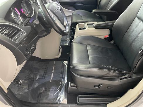 Used 2014 Chrysler Town & Country Touring image 17