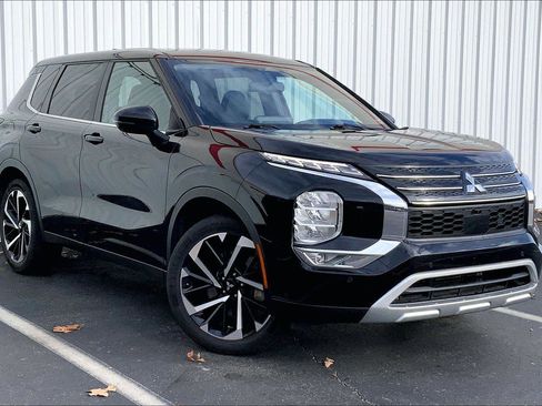 Used 2024 Mitsubishi Outlander SE image 2