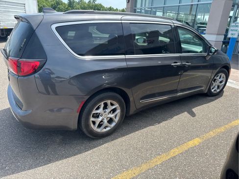 Used 2017 Chrysler Pacifica Touring-L w/ Tire & Wheel Group FWD image 3