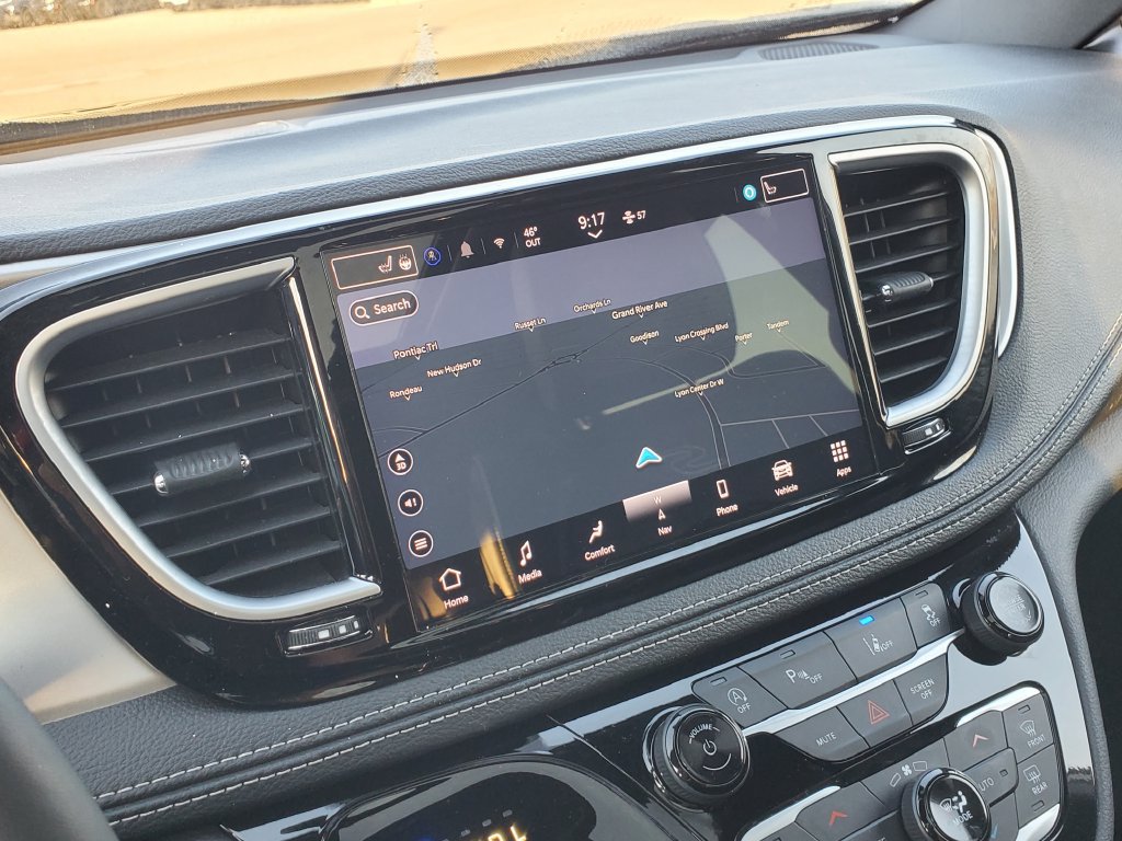 Used 2025 Chrysler Pacifica Limited FWD image 32