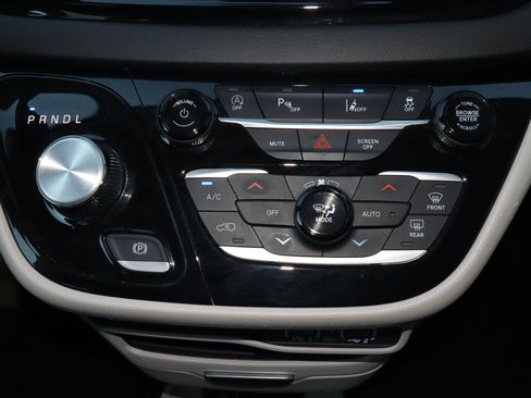 Used 2024 Chrysler Pacifica Touring-L FWD image 23