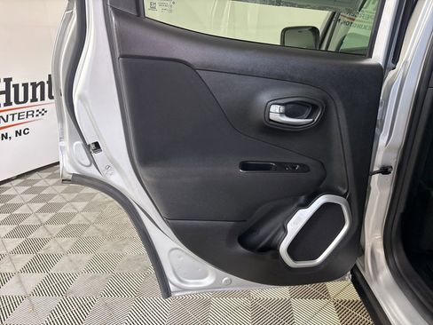 Used 2018 Jeep Renegade Latitude w/ Popular Equipment Group image 19