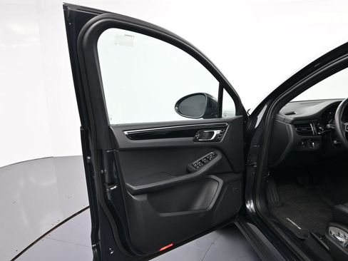 Certified 2026 Porsche Macan image 16