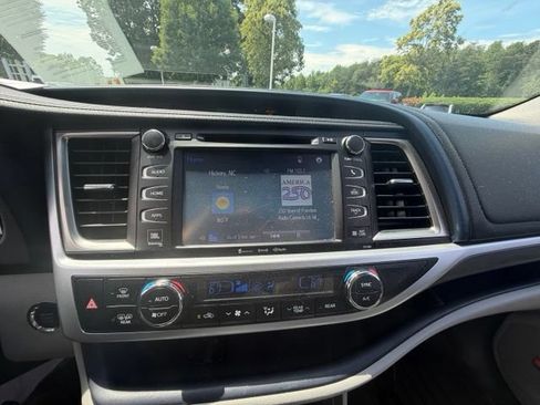 Used 2018 Toyota Highlander Limited FWD image 10