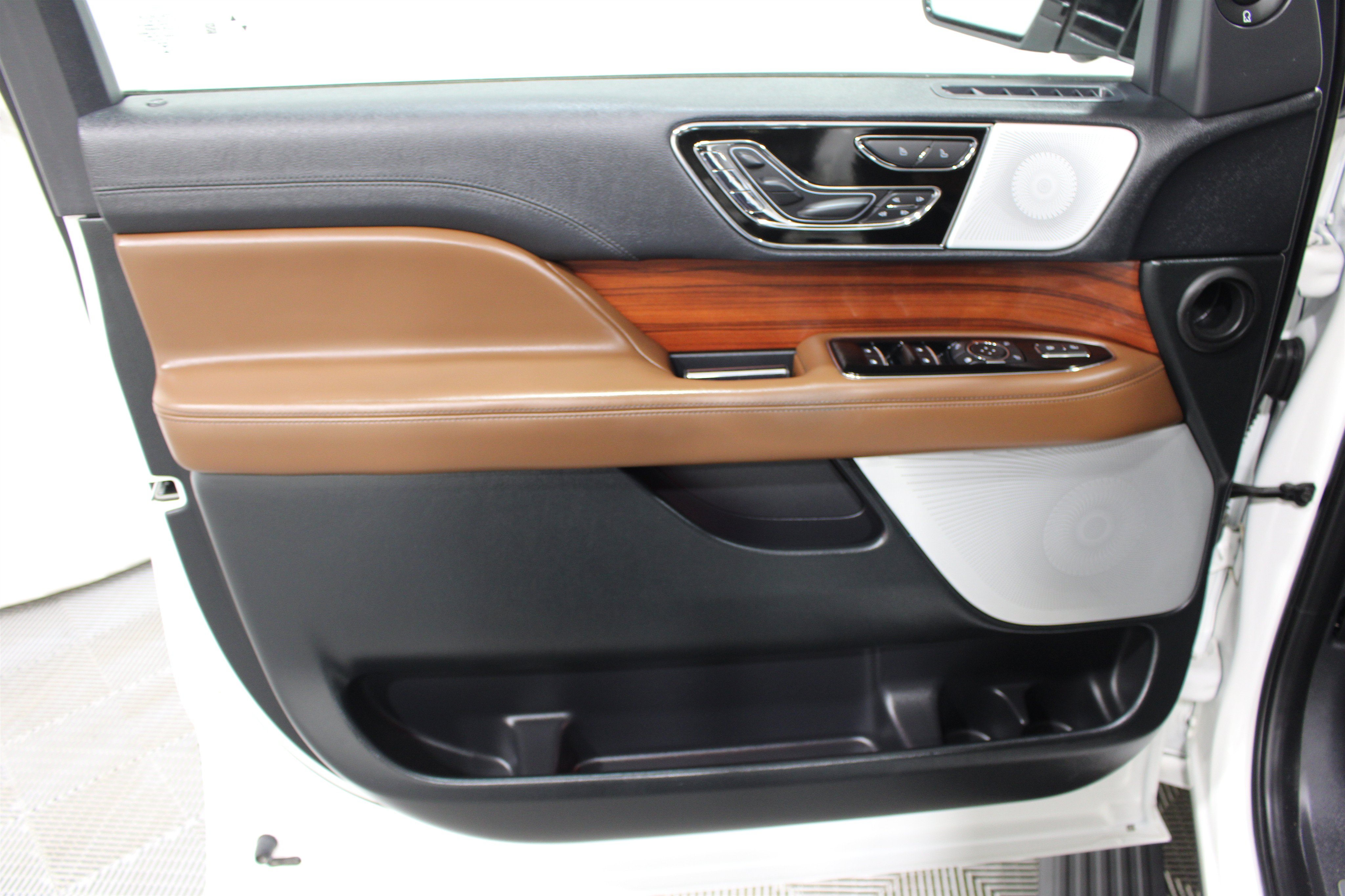 Certified 2024 Lincoln Navigator Reserve AWD/4WD image 5