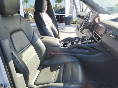 Used 2021 Porsche Cayenne w/ Premium Package image 23