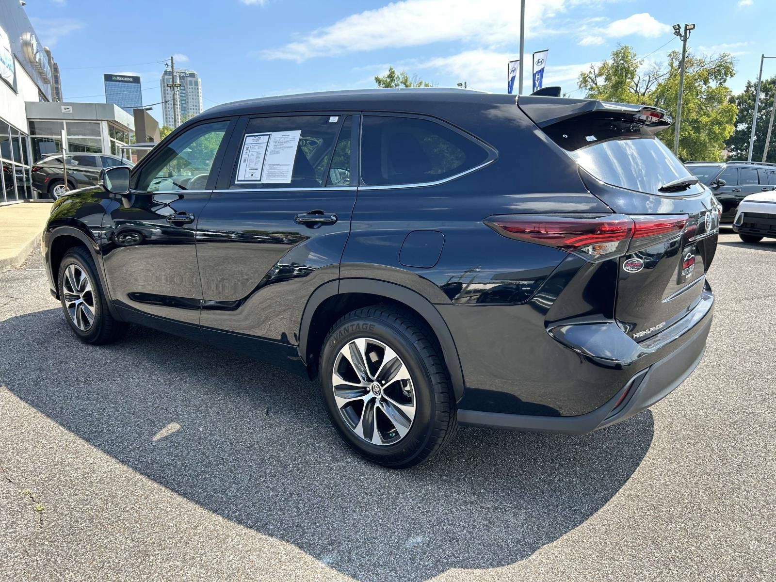 Used 2024 Toyota Highlander XLE FWD image 5