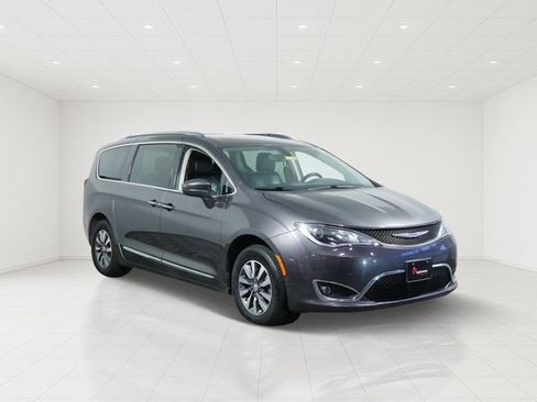Used 2020 Chrysler Pacifica Touring-L Plus FWD image 1