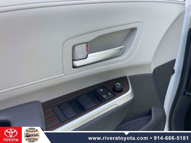Used 2024 Toyota Sienna XLE w/ XLE Plus Package AWD/4WD image 18