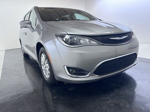 Used 2020 Chrysler Pacifica Touring-L FWD image 19