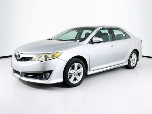 Used 2012 Toyota Camry SE w/ Convenience Pkg FWD image 3