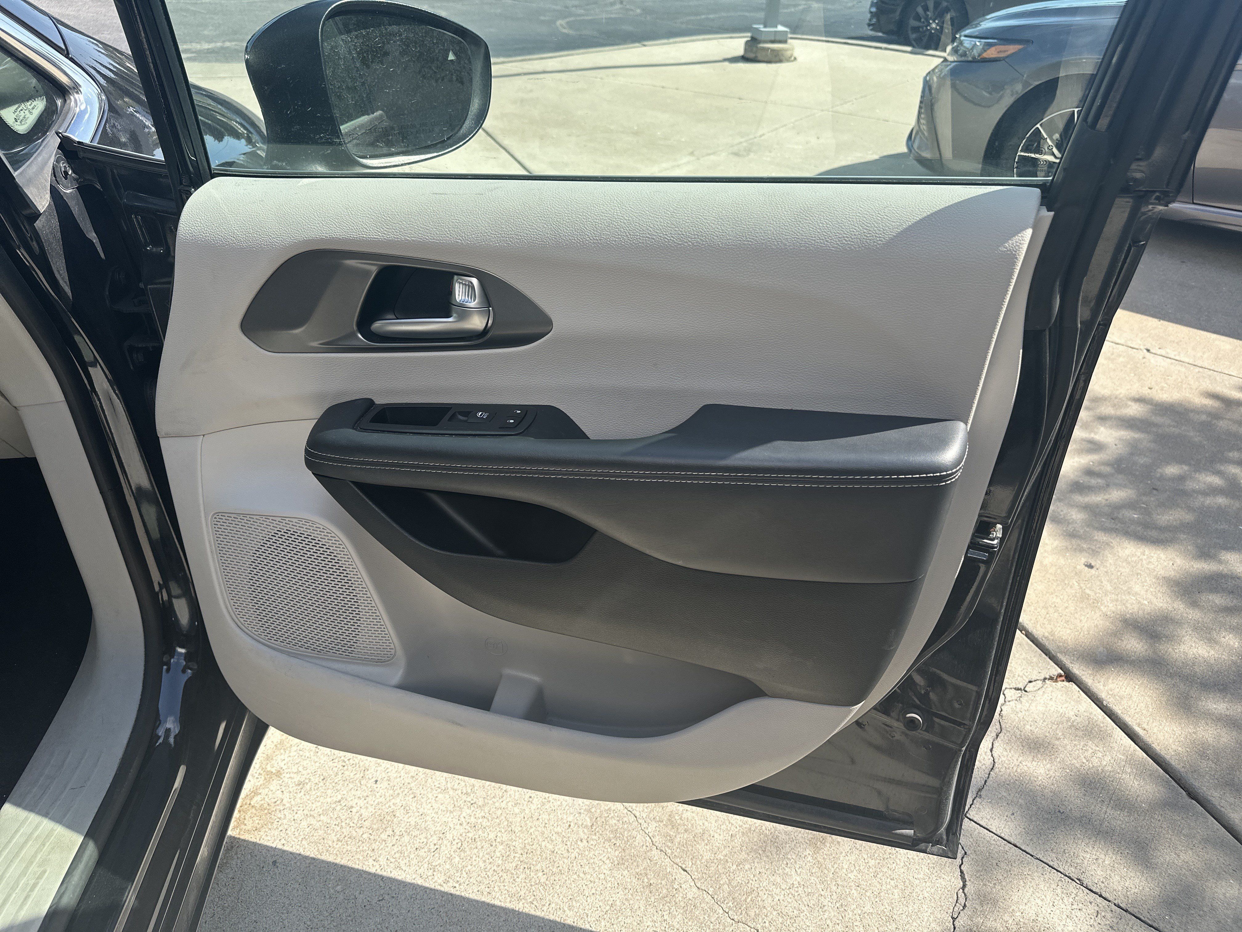 Used 2023 Chrysler Pacifica Touring-L FWD image 28