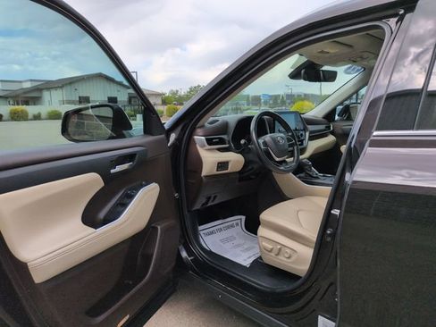 Used 2022 Toyota Highlander XLE AWD/4WD image 9