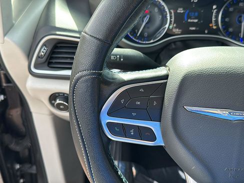 Used 2021 Chrysler Pacifica Touring-L image 13