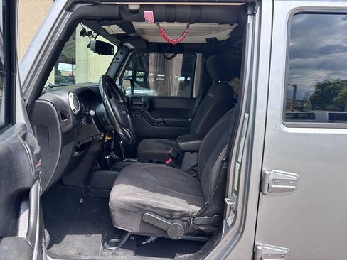 Used 2014 Jeep Wrangler Unlimited Sahara w/ Connectivity Group AWD/4WD image 3