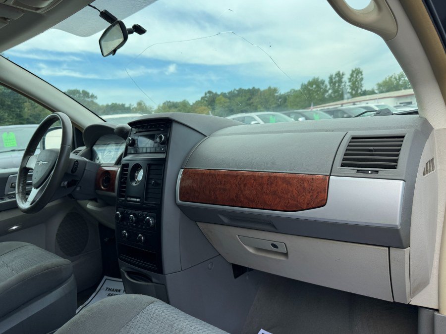 Used 2008 Chrysler Town & Country Touring FWD image 21
