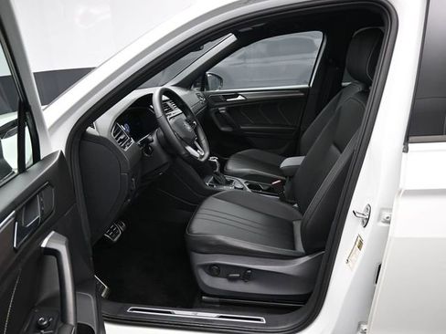 Used 2023 Volkswagen Tiguan SE R-Line image 9