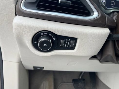 Used 2017 Chrysler Pacifica Touring-L Plus w/ Advanced Safetytec Group image 26