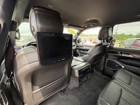 Used 2023 Jeep Wagoneer Series II w/ Rear Seat Video Group 1 AWD/4WD image 19
