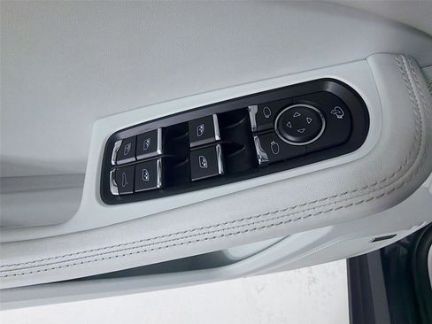 Certified 2022 Porsche Macan S image 11