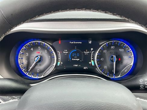 Used 2024 Chrysler Pacifica Touring-L w/ Uconnect Theater Family Group image 12